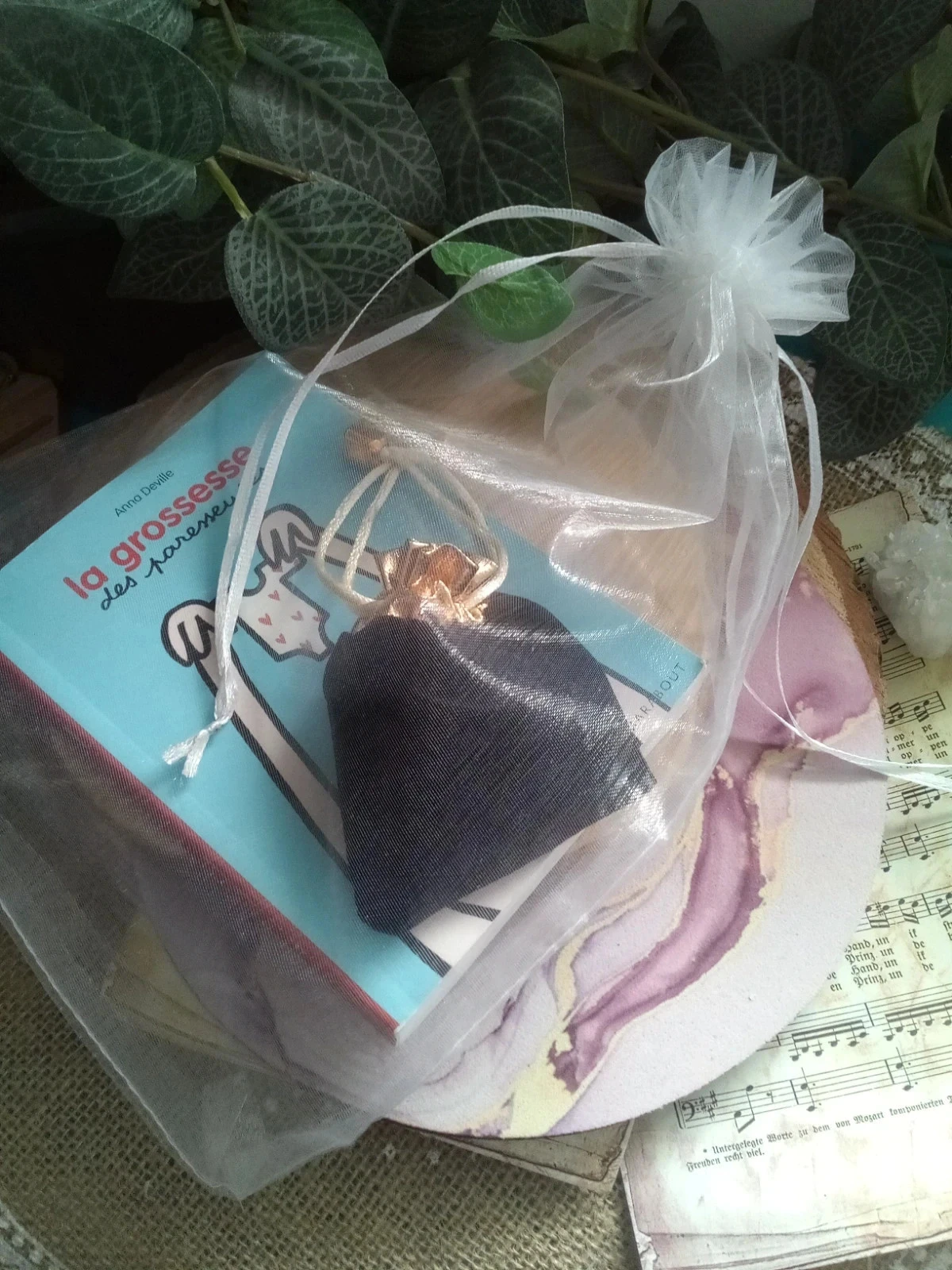 Pretty BoLa pendant necklace + pregnancy book – photo 9